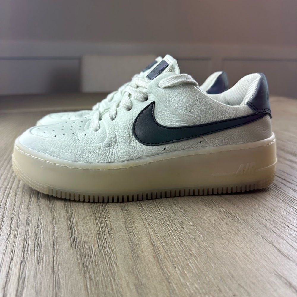 WMNS NIKE AIR FORCE 1 AF1 SAGE LOW LX SPRUCE AURA-BLANK WHITE SZ 7.5